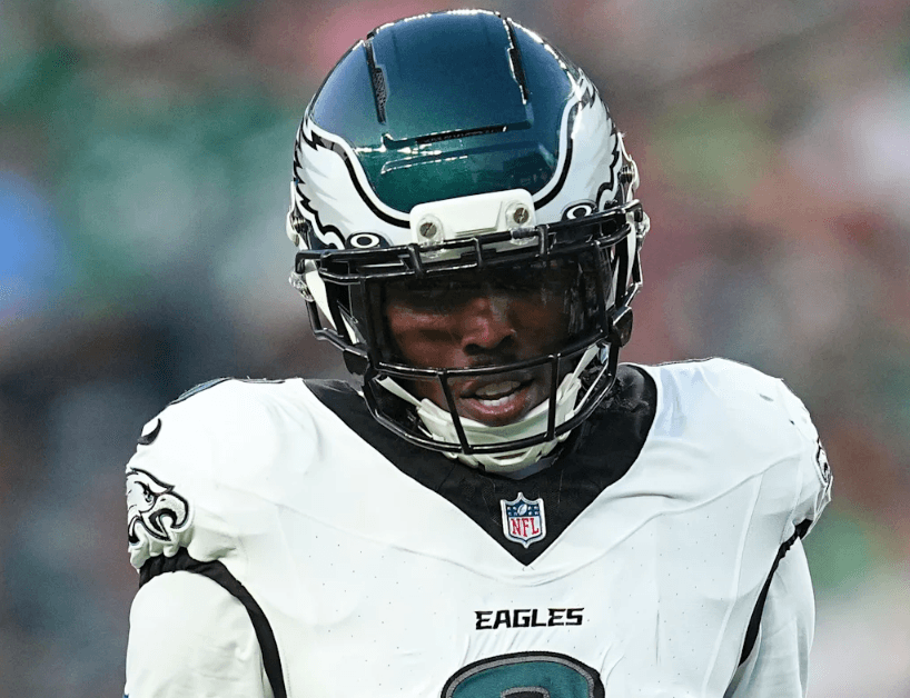 A Memorable Moment at Lambeau Field – Adoree’ Jackson’s Gentlemanly Gesture After Accidentally Hurting a Sideline Member Touches Eagles Nation During a Tense Clash with the Packers