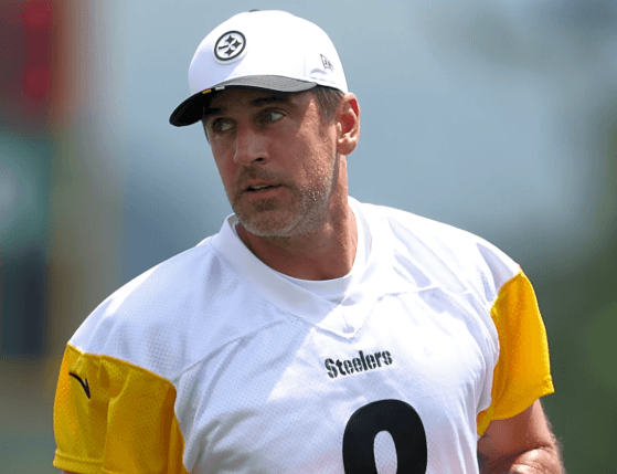 Amid the storm of pressure, Head Coach Mike Tomlin has a tense 10-minute conversation with QB Aaron Rodgers – and the cold final message at the end of practice makes the atmosphere at the Steelers heavier and more unpredictable than ever.
