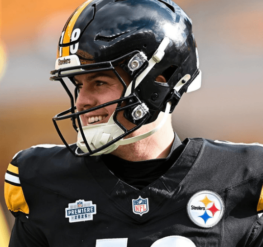 INJURY UPDATE: QB Aaron Rodgers Suffers Severe Wrist Injury Ahead of Showdown With the Chicago Bears. Head Coach Mike Tomlin Hands Opportunity to a Rookie With Over 12,000 Career Yards – A Turning Point for the Steelers’ Offense?