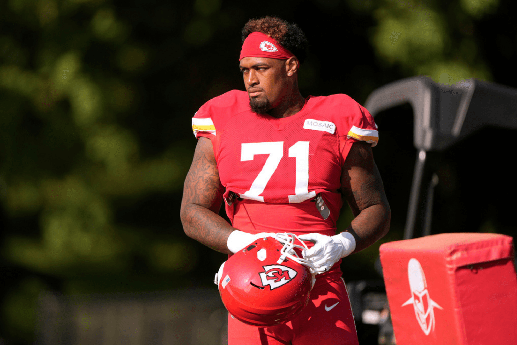 Josh Simmons’ Stellar Return Sparks Chiefs’ Offensive Line Dominance — Kansas City’s Stars Keep Chasing Glory, Not Awards