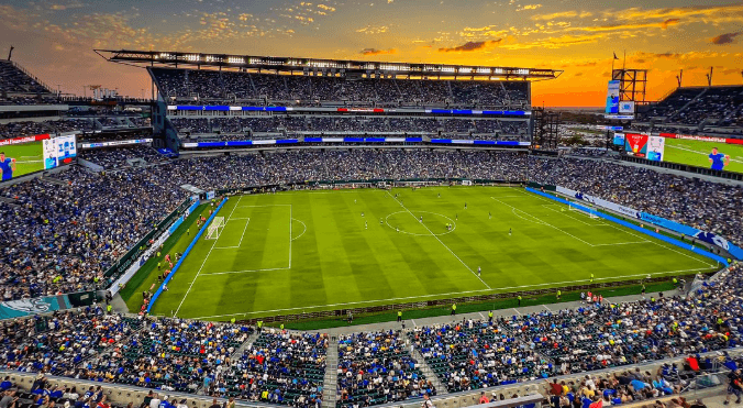 As the Thanksgiving spirit spreads throughout Philly, Chairman Jeffrey Lurie announced a decision that delighted Eagles fans. With the team not playing at home this week, he has decided to reduce stadium tour ticket prices by 50 percent and provide special support for children and pregnant women to visit the Eagles’ historic spaces. This gesture opens the doors of the stadium to thousands of low-income fans across the city and beyond who adore the Eagles -vut